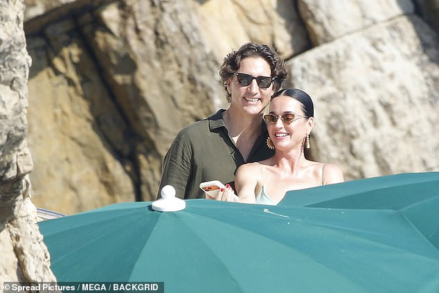 110327027 16014325 Perry_couldn_t_keep_the_grin_off_her_face_as_she_soaked_up_the_s a 28_1785345463069.jpg