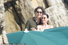 110327027 16014325 Perry_couldn_t_keep_the_grin_off_her_face_as_she_soaked_up_the_s a 28_1785345463069.jpg