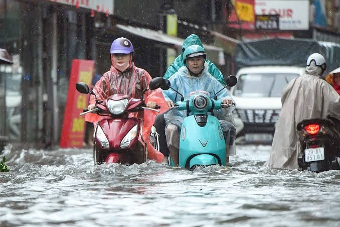 Bản tin sáng 1/8: Mưa lớn xuất hiện ở 6 tỉnh, Hà Nội dịu mát chỉ 32 độ