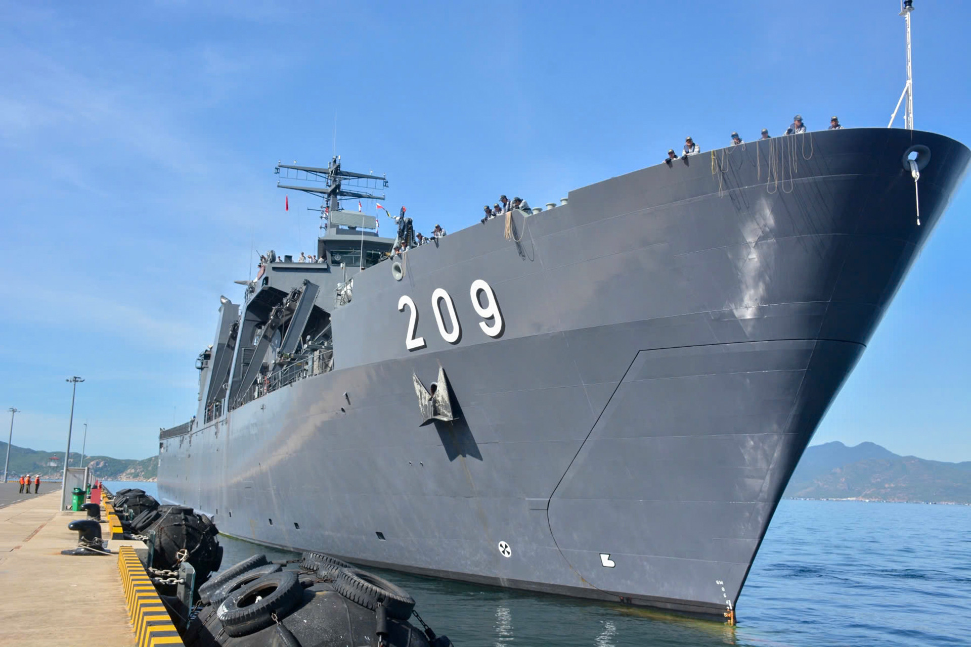 Chien ham Hải quân Singapore 2.jpg