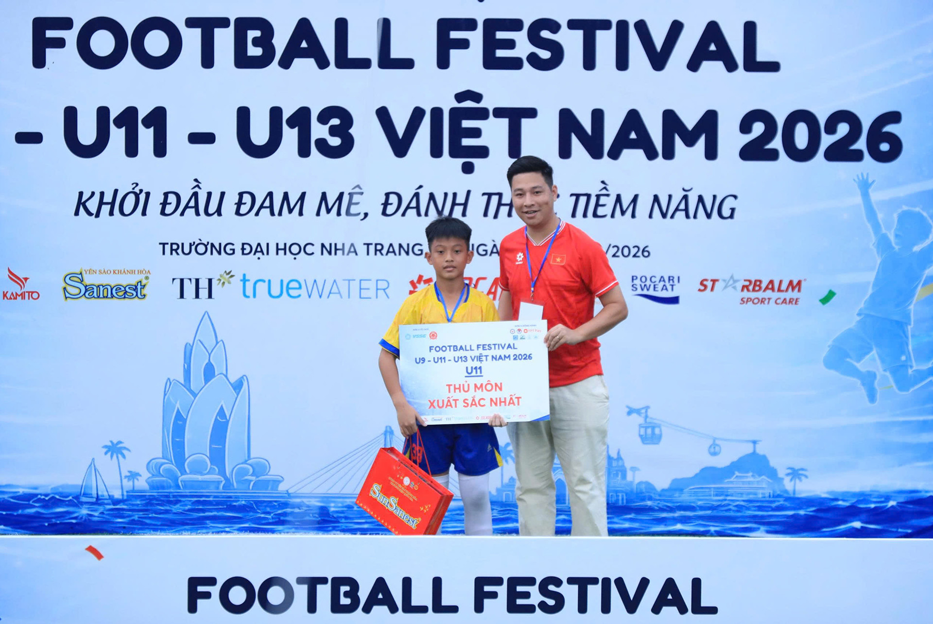 https://static-images.vnncdn.net/vps_images_publish/000001/000003/2026/8/1/giai-bong-da-7-2250.jpg