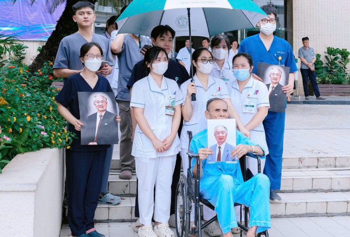 Hàng dài y bác sĩ, học trò tiễn đưa Giáo sư Vũ Văn Đính