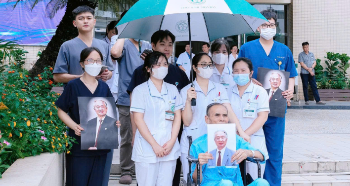 Hàng dài y bác sĩ, học trò tiễn đưa Giáo sư Vũ Văn Đính