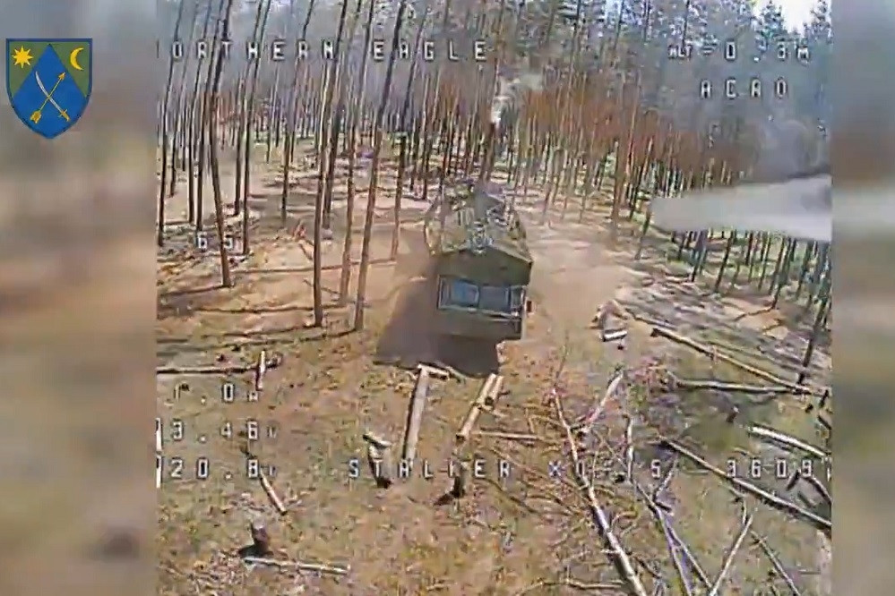 Khoảnh khắc UAV Ukraine săn đuổi và phá hủy pháo 2S43 của Nga