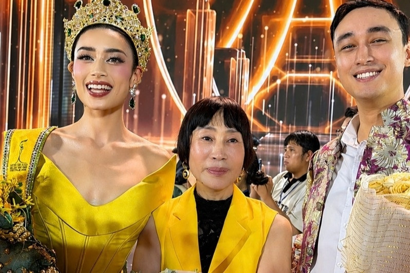 Mẹ ruột tiết lộ về hoa hậu Emoura Phạm và bất ngờ về chiếc váy đăng quang