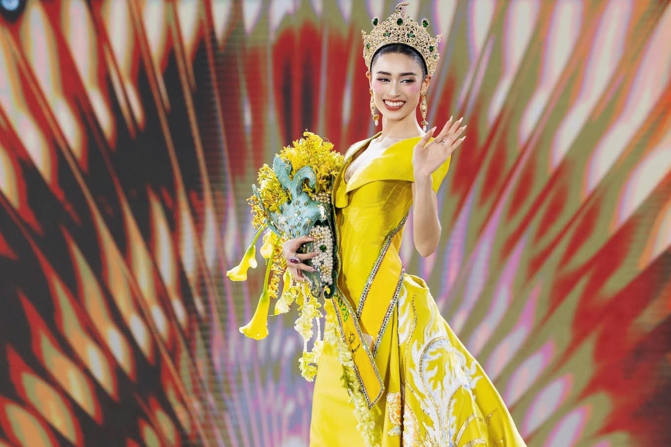 Người đẹp 26 tuổi Emoura Phạm đăng quang Miss Grand Vietnam 2026