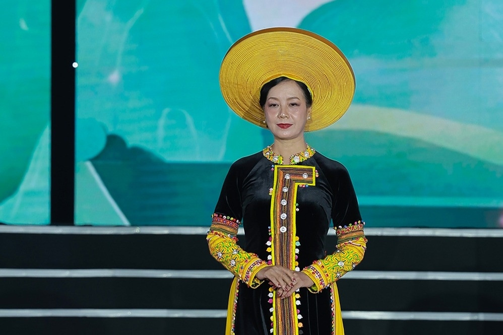 NSƯT Chiều Xuân, diễn viên Nguyệt Hằng gây bất ngờ ở sàn diễn thời trang