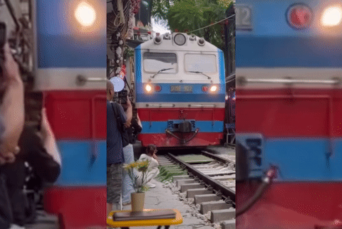 Xác minh clip cô gái bị tàu hỏa hất văng điện thoại ở 'phố cà phê đường tàu'