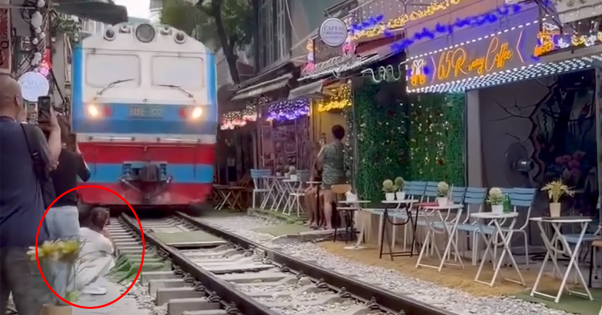 Xác minh clip cô gái bị tàu hỏa hất văng điện thoại ở &amp;apos;phố cà phê đường tàu&amp;apos;