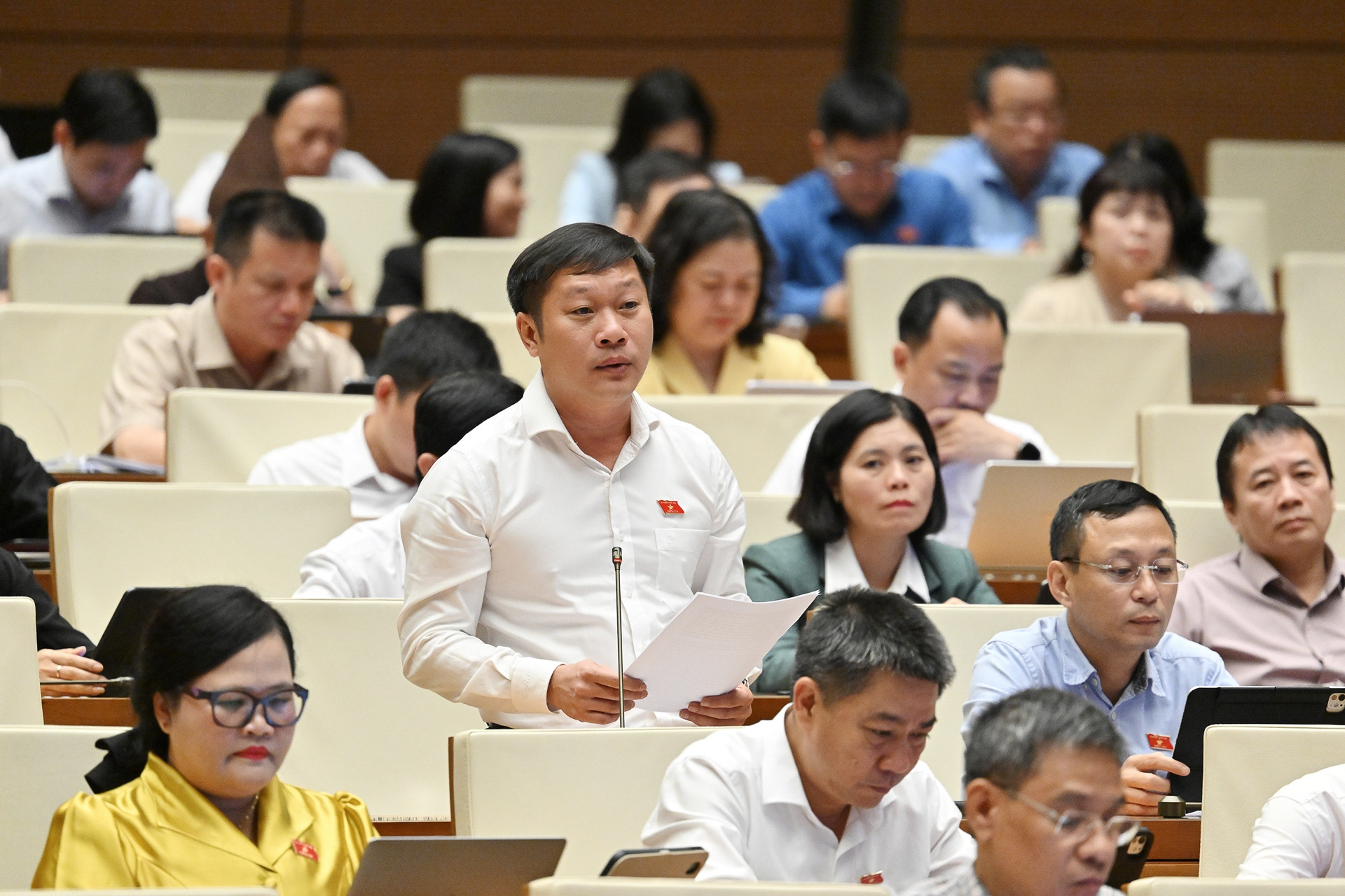 Đại biểu lo người lao động tự ký hợp đồng đi làm việc ở nước ngoài dễ bị lừa