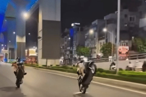 Danh tính nhóm thanh niên trong clip 'bốc đầu' xe điện trên đường ở Hà Nội