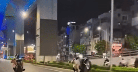 Danh tính nhóm thanh niên trong clip &amp;apos;bốc đầu&amp;apos; xe điện trên đường ở Hà Nội