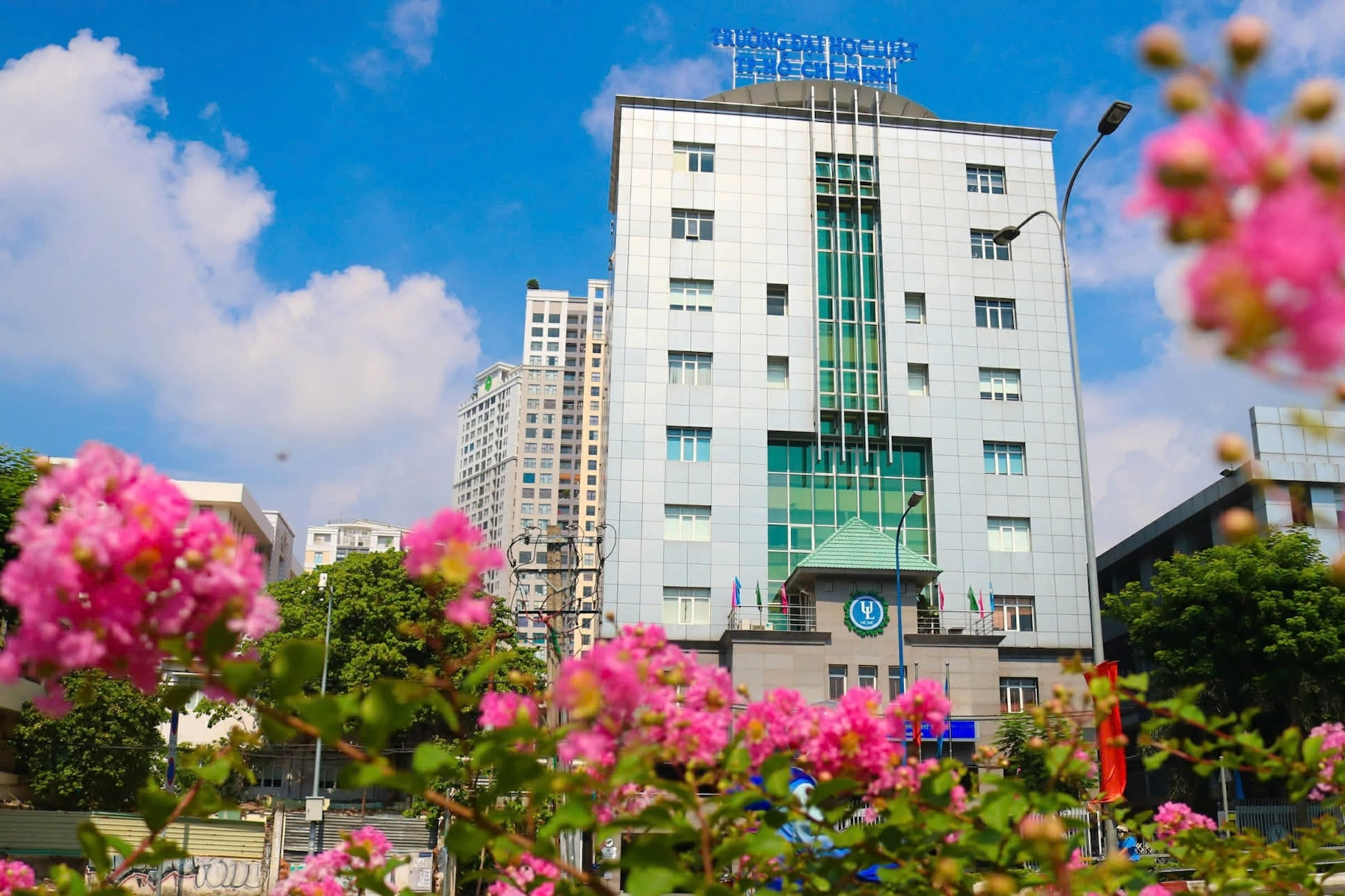 Điểm chuẩn Trường ĐH Luật TPHCM năm 2026 cao nhất 21,25 điểm, giảm rất mạnh