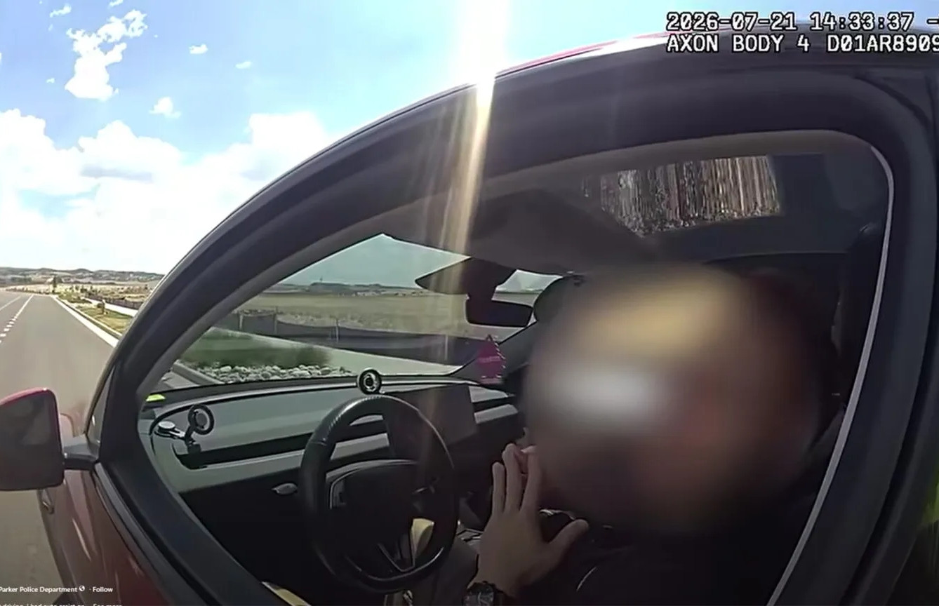 Cảnh sát chặn xe ô tô chạy 103 km/h, tài xế cãi ‘Autopilot lái, không phải tôi’