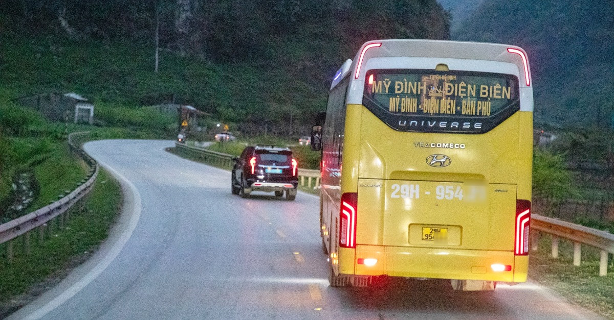 Đề xuất thí điểm không cho mượn làn ngược chiều để vượt xe trên Quốc lộ 6