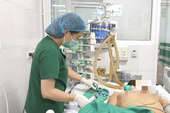 Người đàn ông nguy kịch vì đắp tỏi trị gout
