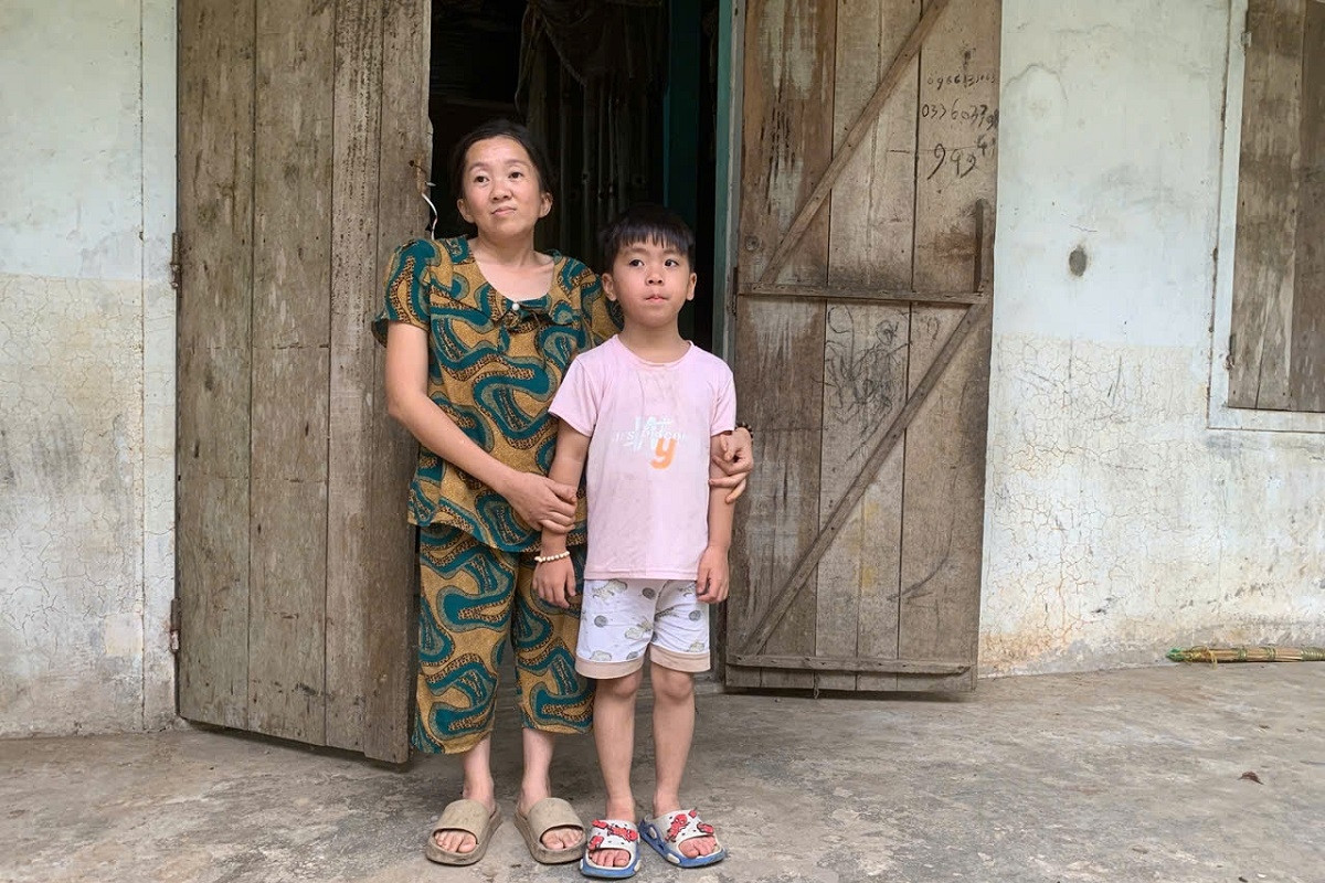 Người mẹ khuyết tật cao 1,2m, nặng 27kg một mình nuôi con mắc nhiều bệnh