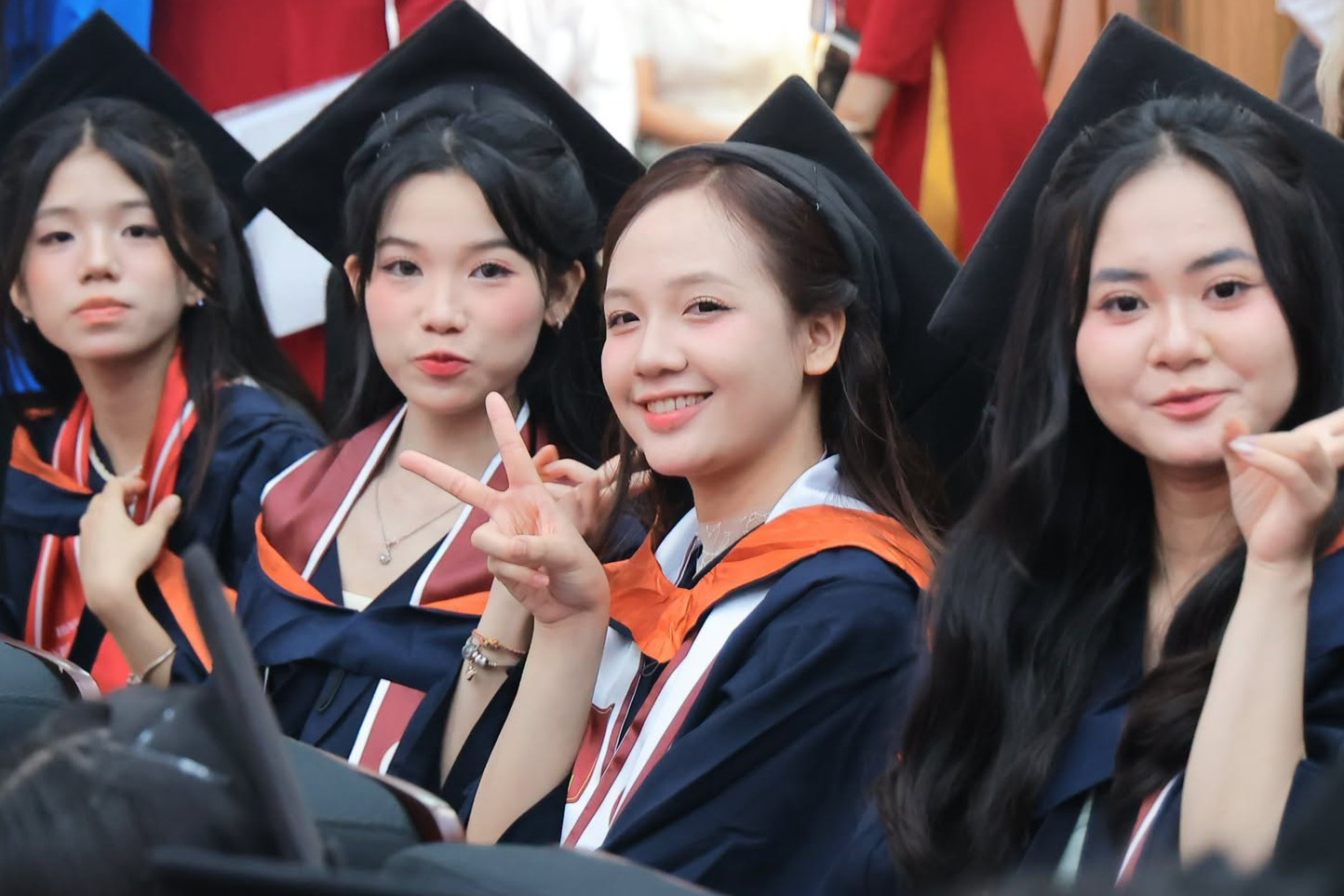 sinh viên ĐH Hà Nội 1.jpg