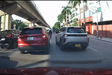 Clip ô tô và xe máy liên tục tạt đầu nhau ở Hà Nội, một xe bị hất văng