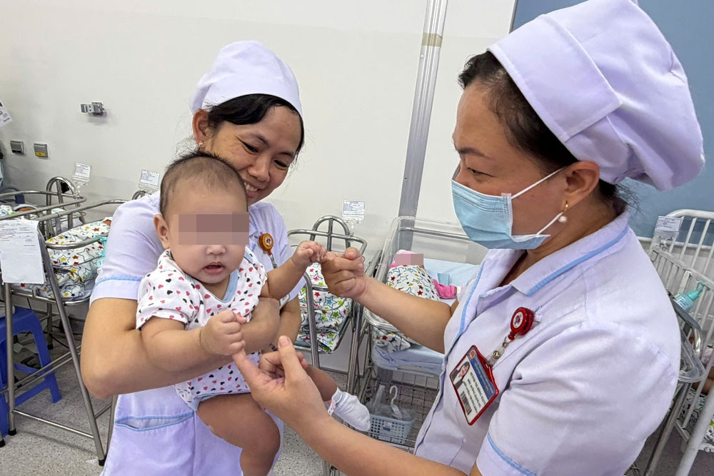 Xúc động ngày 'đứa trẻ' trở về nơi mình sinh ra sau 25 năm