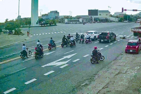 Bản tin trưa 11/8: Xe tải cẩu tông loạt xe máy đang dừng đèn đỏ ở Hà Tĩnh