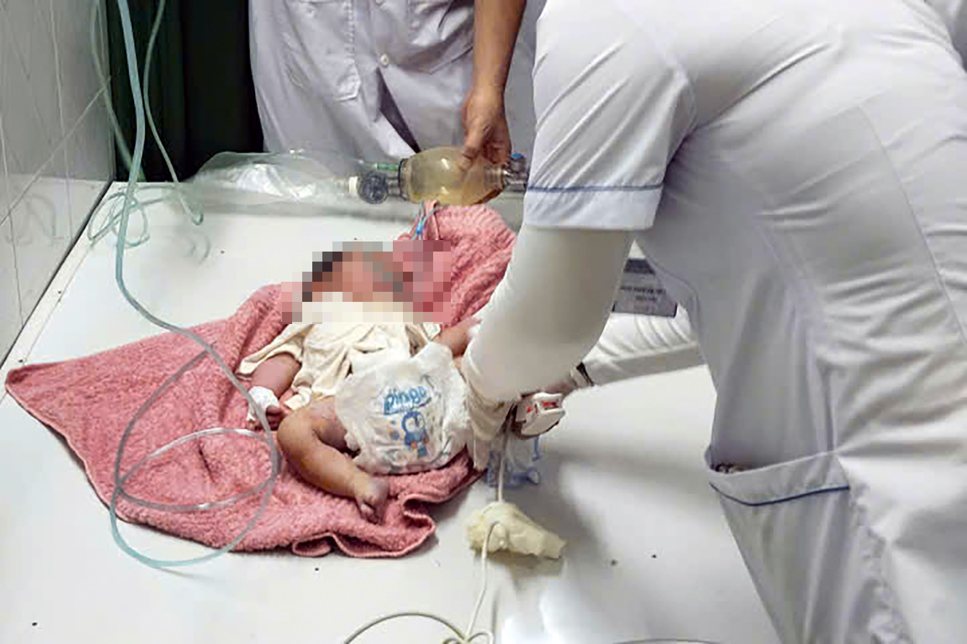 Mở thùng giấy cạnh tiệm tạp hóa, người dân tá hỏa với hình ảnh bên trong