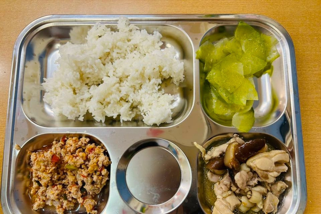 Bữa ăn học đường đang ‘bỏ quên’ chiều cao của trẻ