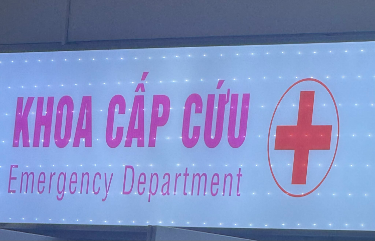 Chồng phá cửa nhà vệ sinh cứu vợ bất tỉnh