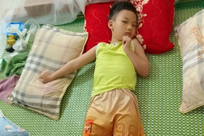 Cậu bé 9 tuổi mắc 'bệnh lạ' mất thị lực, không nói được, phải nằm liệt một chỗ
