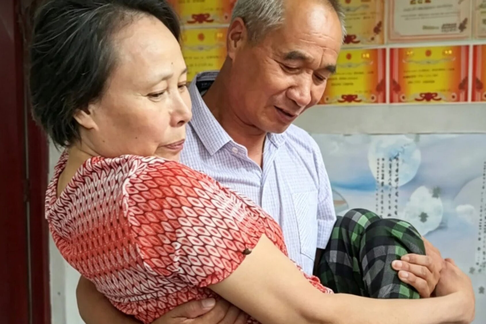 Chồng chăm vợ bị liệt suốt 25 năm, hàng xóm ngưỡng mộ