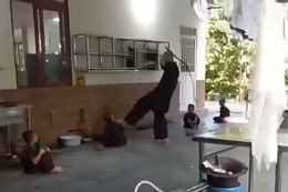 Điều tra vụ người đàn ông mặc áo nâu cầm roi đánh trẻ tại chùa Bầu