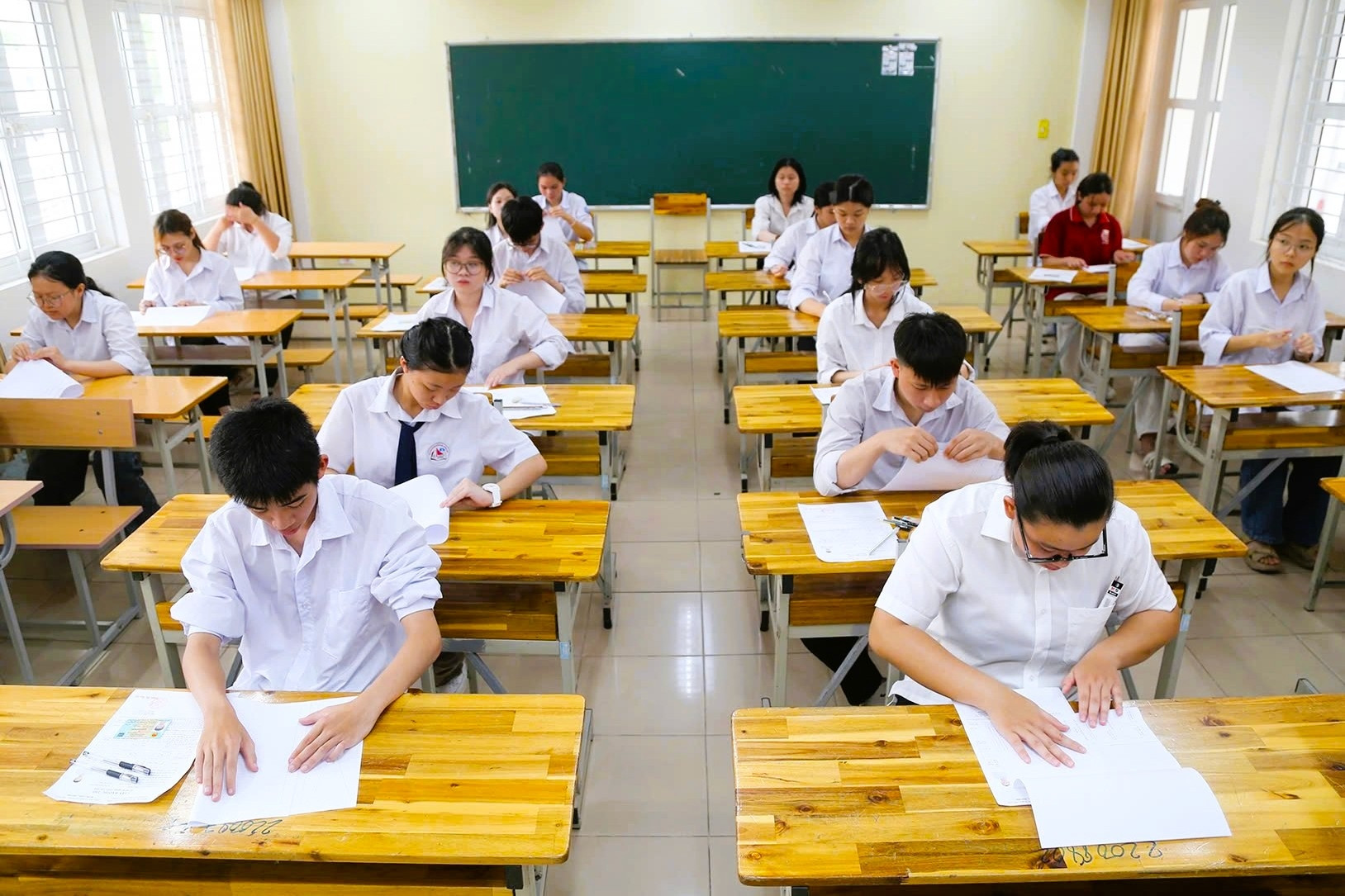 Đưa bài giải vào phòng thi cho thí sinh có thể bị phạt tới 50 triệu đồng