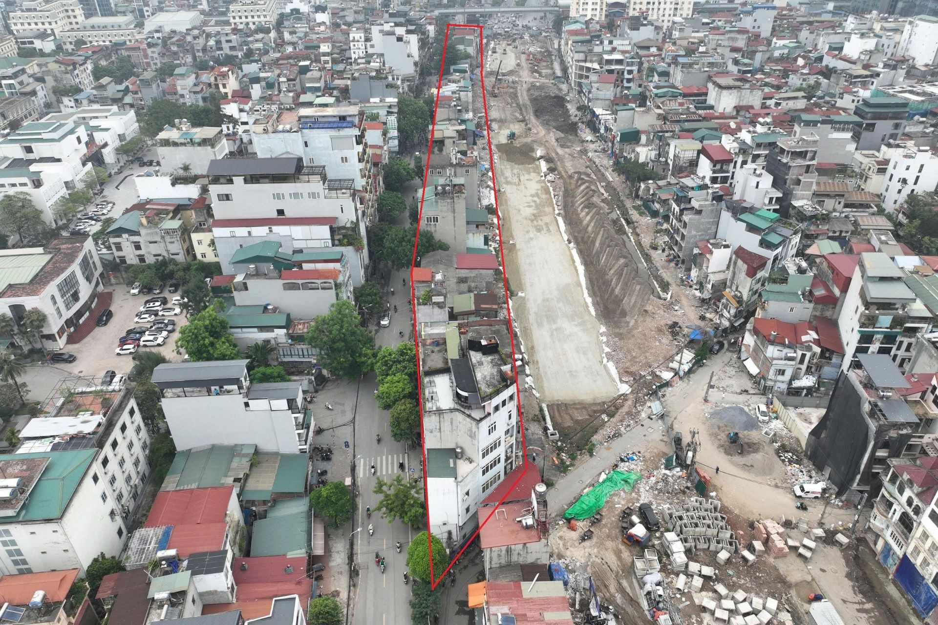 Hình ảnh dãy nhà xen kẹt giữa 2 đường ở Hà Nội sắp thành bãi đỗ xe, vườn hoa