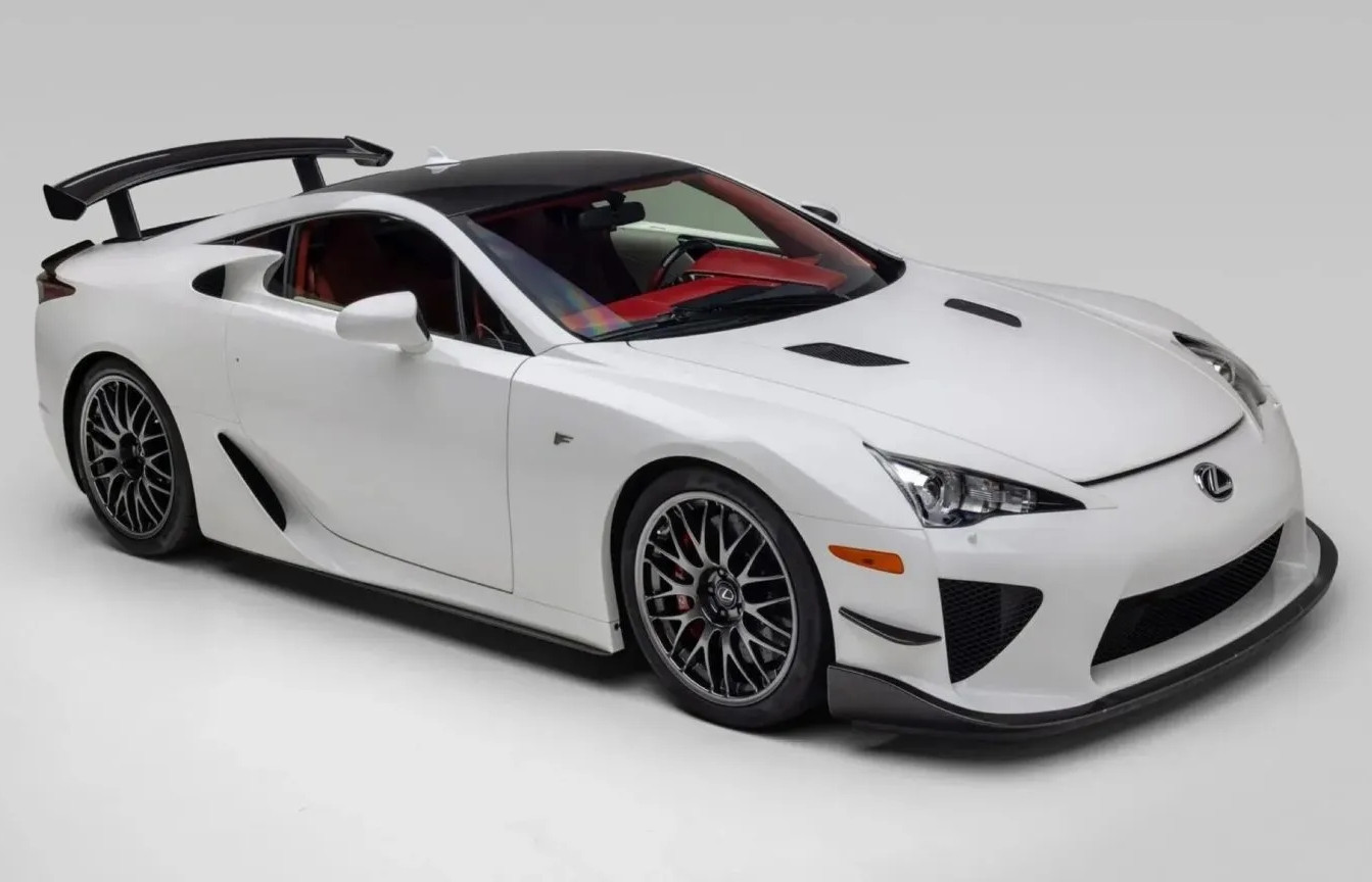 Lexus đời 2012 hàng hiếm mới lăn bánh 116km rao giá 2 triệu USD