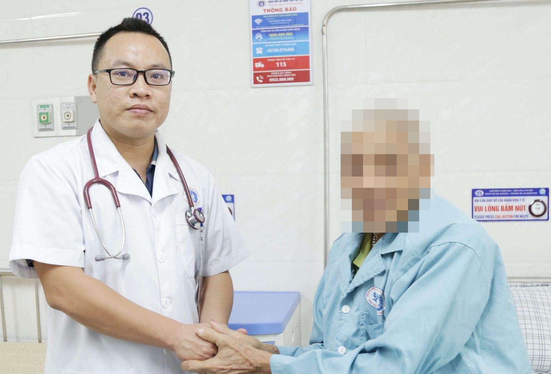 Người đàn ông có dấu hiệu tức ngực, vào viện ngưng tim 15 lần