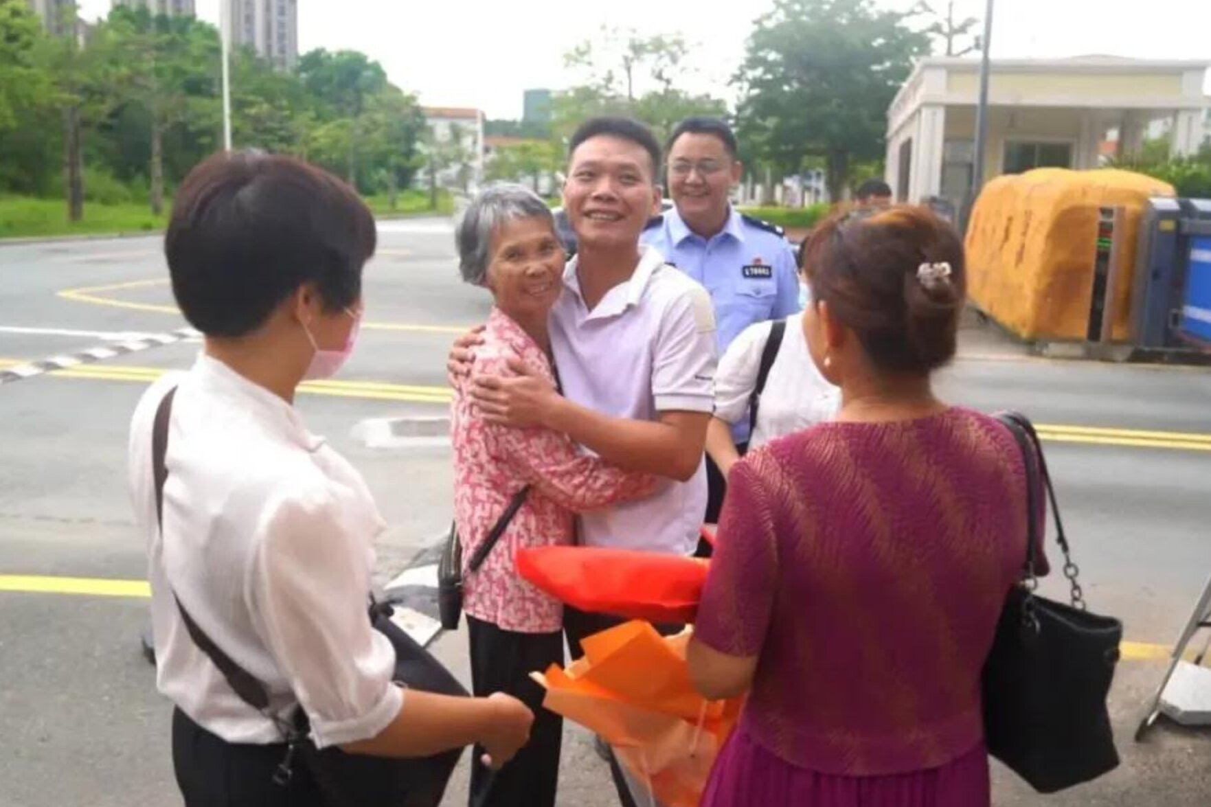 Người mẹ không tin con mới sinh đã qua đời và cái kết vỡ òa sau 38 năm