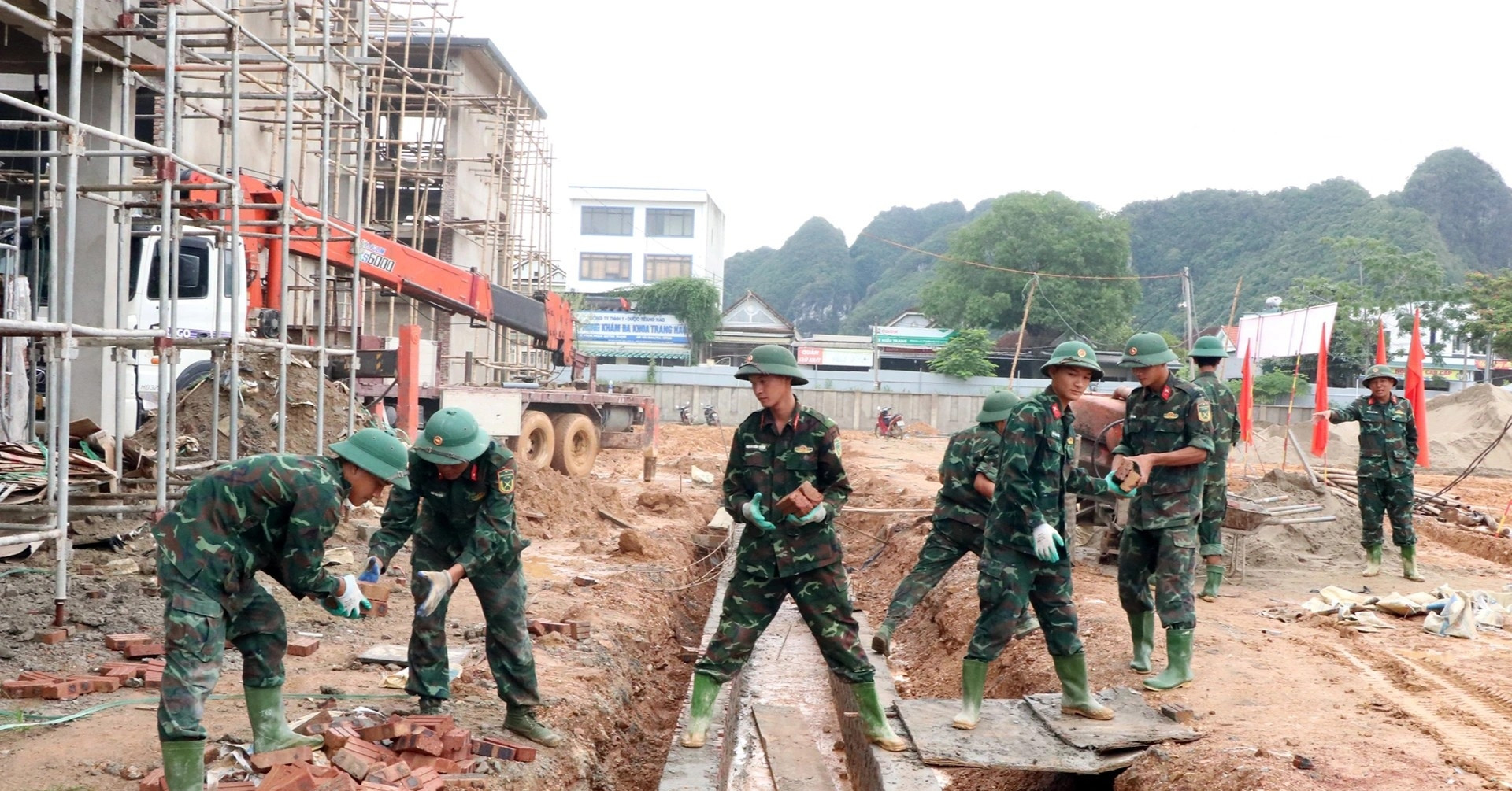 Những đội quân đặc biệt dựng trường giữa núi rừng Nghệ An
