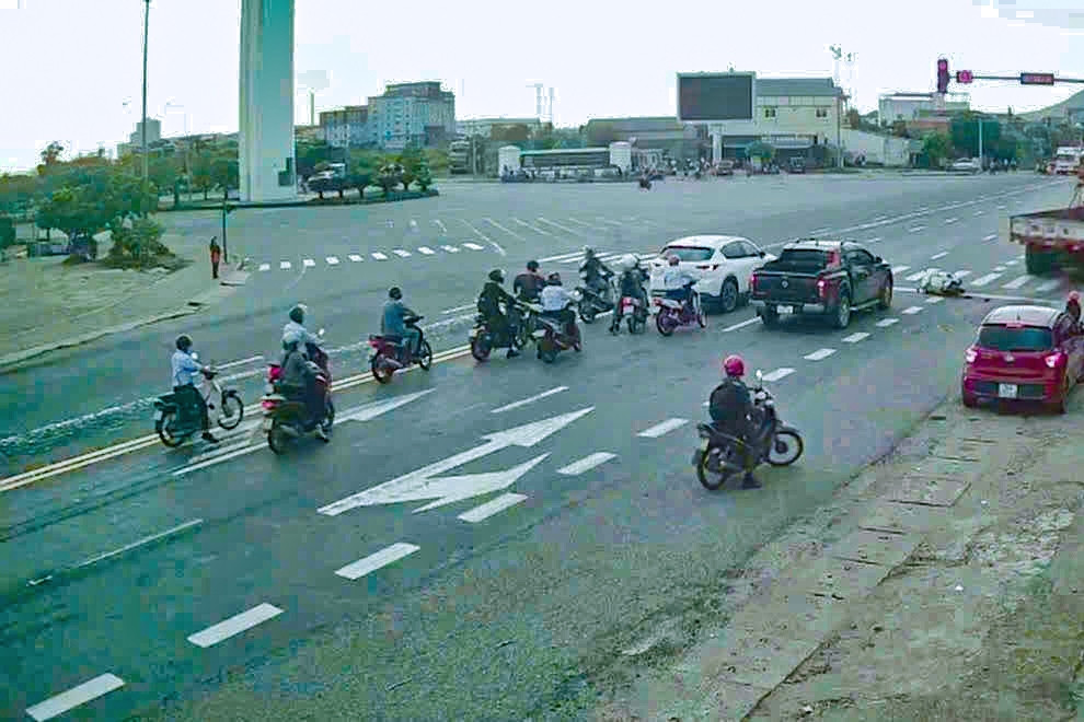 Xe tải cẩu tông loạt xe máy đang dừng đèn đỏ ở Hà Tĩnh