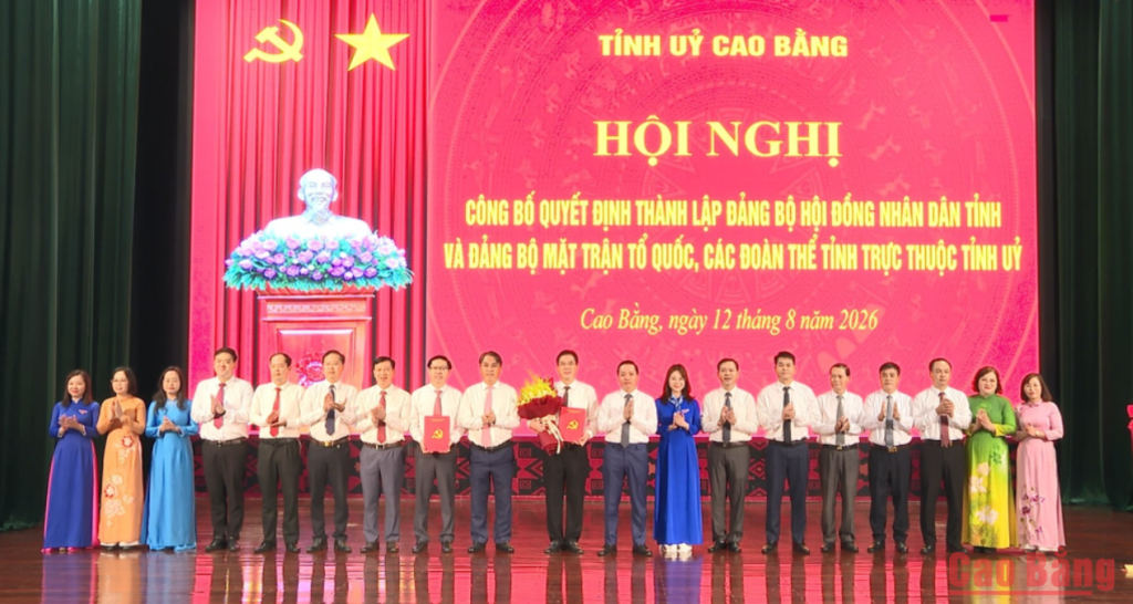 176045_176044_dong_chi_phan_thang_an_bi_thu_tinh_uy_chu_tich_hdnd_tinh_trao_quyet_dinh_thanh_lap_dang_bo_mttq_cac_doan_the_tinh_truc_thuoc_tinh_uy_09223212_09225412.png