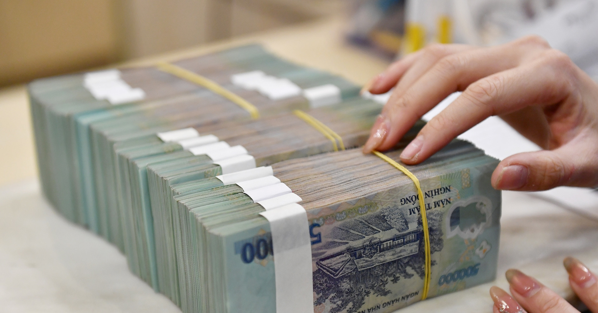 Lãi suất ngân hàng hôm nay 12/8/2026: Biến động trái chiều, có nơi tăng mạnh