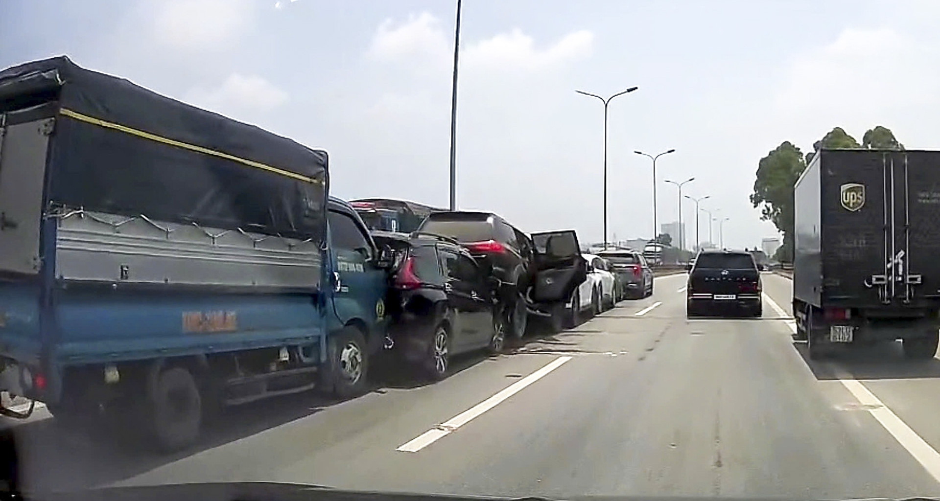7 ô tô va chạm liên hoàn trên Quốc lộ 18, 2 xe biến dạng