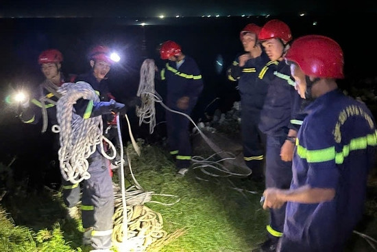 Bản tin trưa 12/8: Nữ sinh viên rơi xuống vực sâu khi chụp ảnh ở bán đảo Sơn Trà