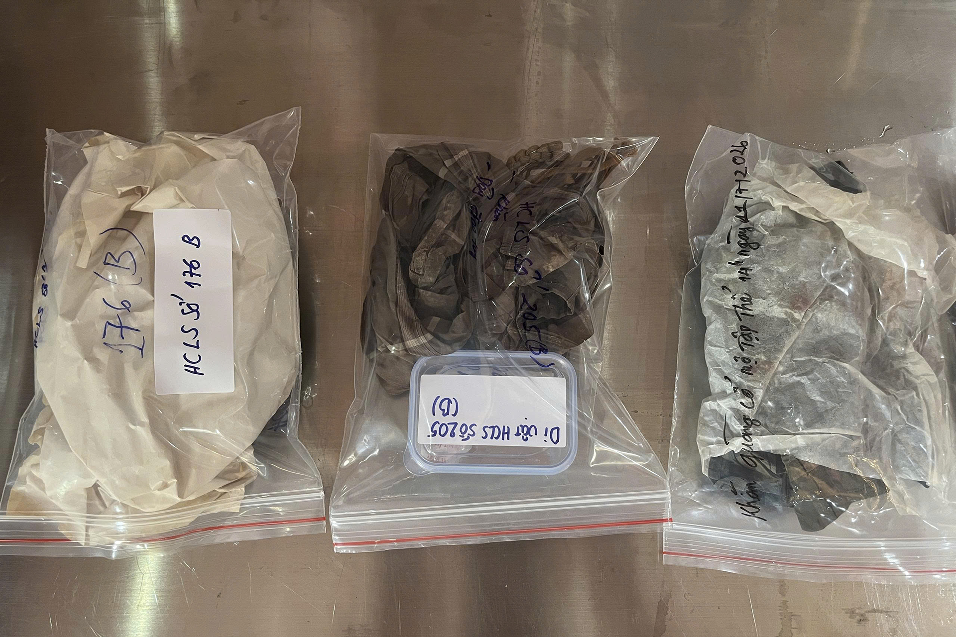 9 chiếc khăn quàng cổ hé mở danh tính liệt sĩ ở công viên Lê Thị Riêng