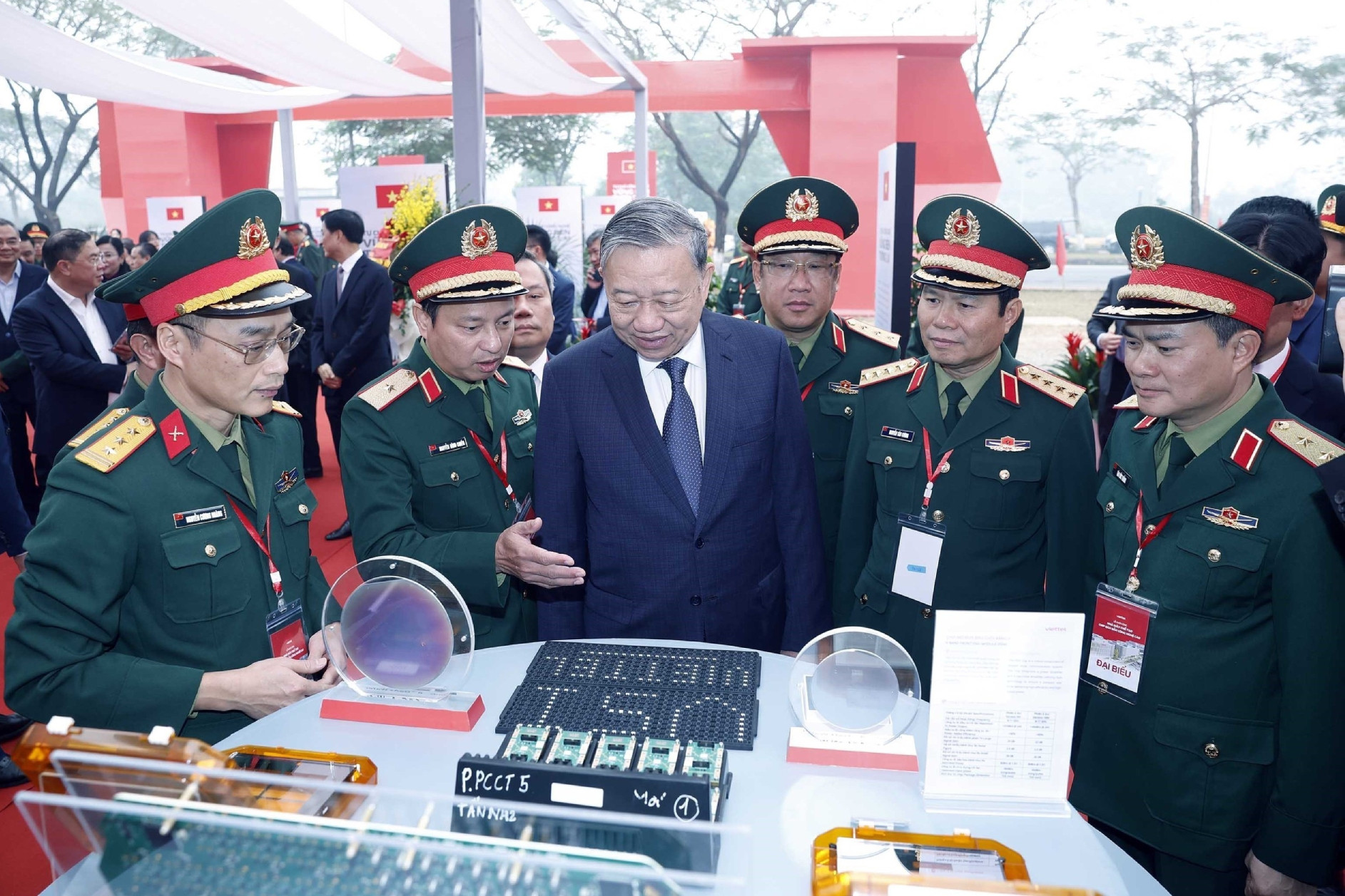 Bộ Chính trị: Đến 2030, Việt Nam làm chủ một số công nghệ chế biến sâu đất hiếm, bán dẫn