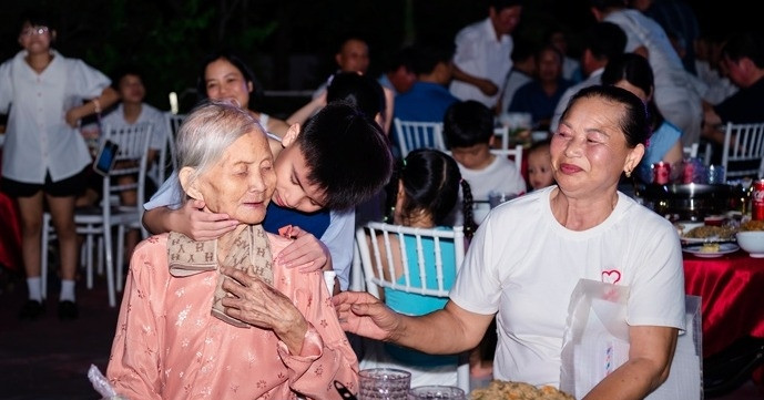 Cụ bà 94 tuổi ở Ninh Bình cùng 81 con cháu đi du lịch, xúc động phút sum vầy