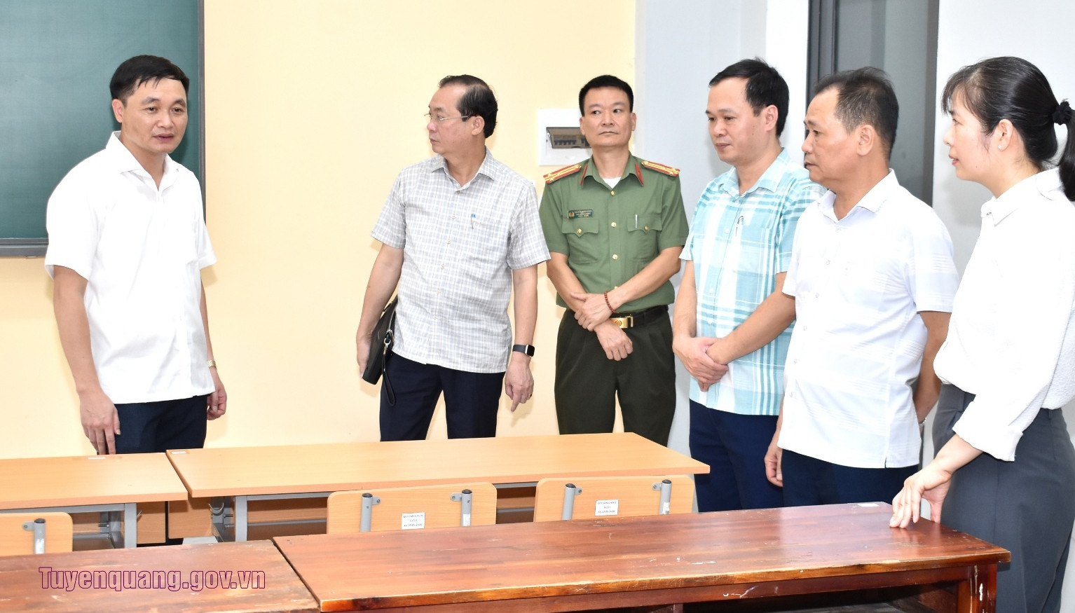 Hình ảnh bên trong phòng thi nơi học sinh chuyên Tuyên Quang thi lại tốt nghiệp