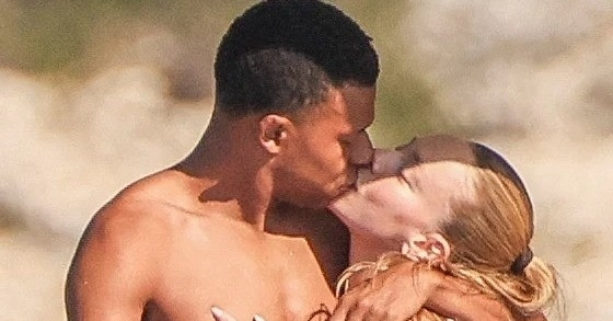 Mbappe công khai hôn bạn gái trước khi về ‘điểm danh’ với Mourinho