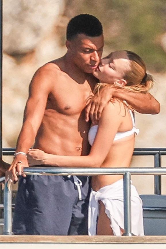 mbappe ban gai 1.jpg