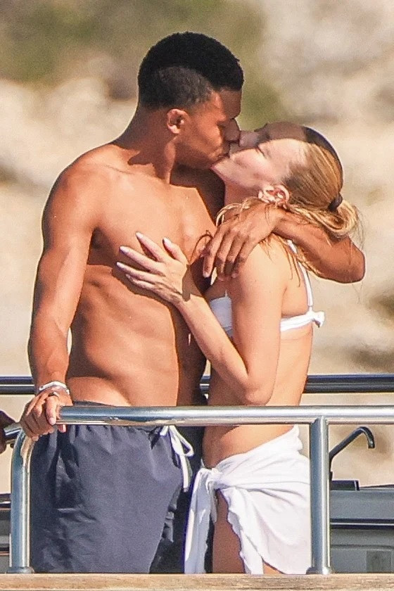 mbappe ban gai 2.jpg