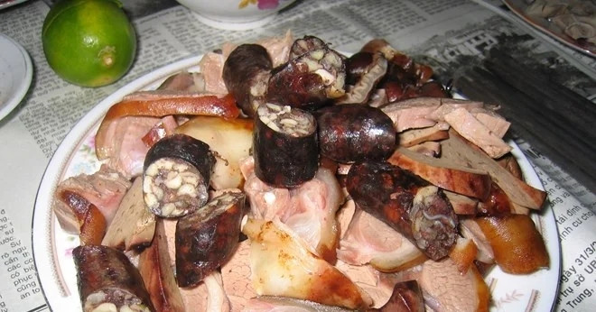 Người đàn ông chảy máu mắt sau khi ăn thịt chó: Bác sĩ chỉ ra nguyên nhân